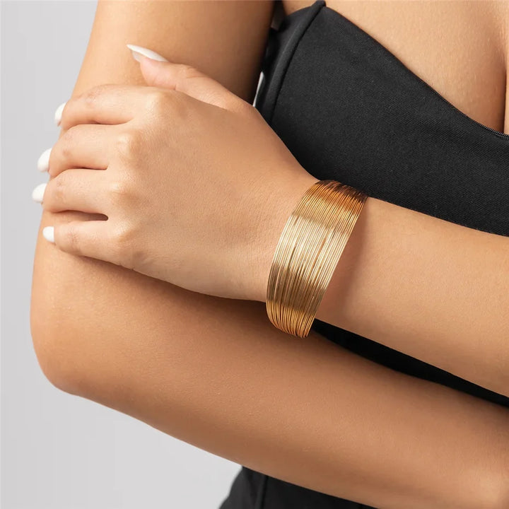 Vielseitiger Damen Armreif, gold-silberfarben, perfekt für das Handgelenk, aus hochwertigem Edelstahl.