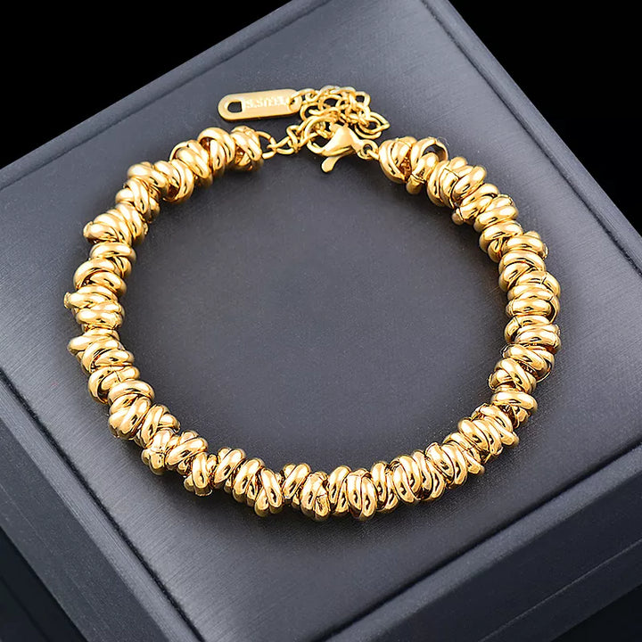 Elegantes Damen Kettenarmband mit glänzenden goldenen Perlen aus Edelstahl, perfektes modisches Accessoire.