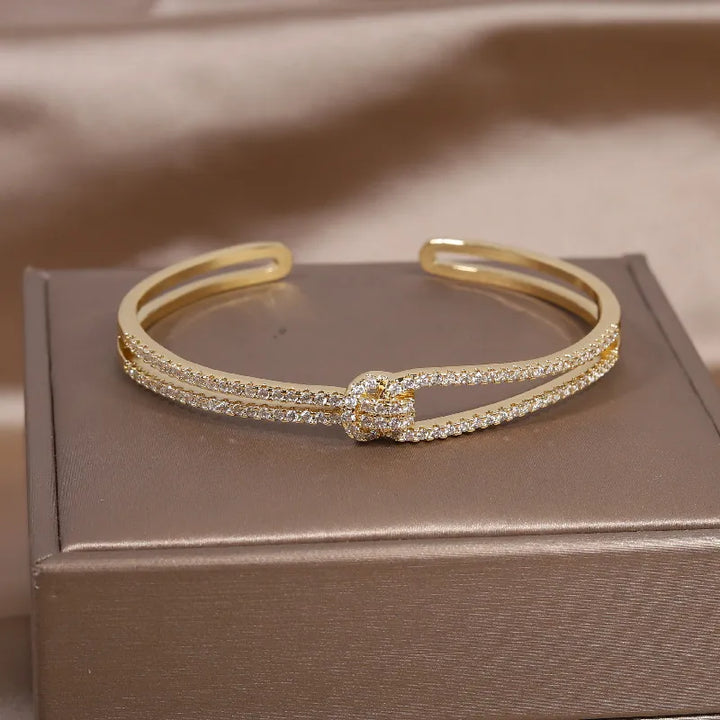 Damen Armband mit Zirkonia-Kristallen und elegantem Goldknoten – ein perfektes Geschenk.