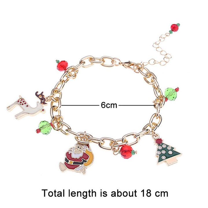 Detailansicht eines Damen Weihnachtsarmbands, mit süßen Charms wie Sternen, Herzen und Weihnachtskugeln.