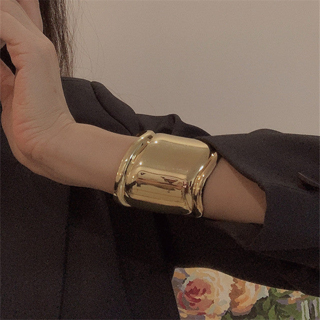 Unisex Wellenarmband in modernem, asymmetrischem Statement-Design, vielseitiges Schmuck-Accessoire.