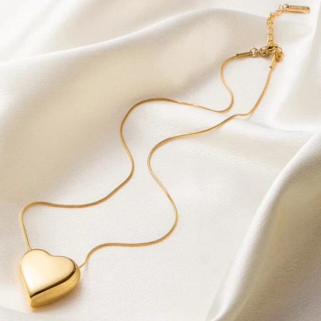Moderner Herz Schmuck für Frauen: filigrane Kette mit elegantem Pfirsich Herz Design.