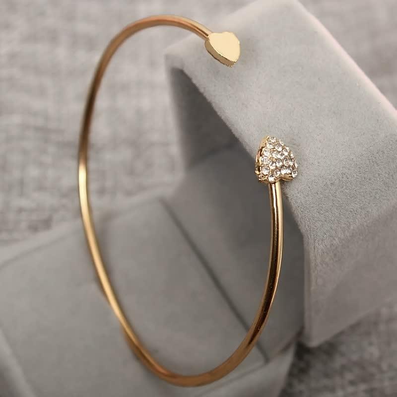 Zeitloses goldenes Damenarmband mit Herzanhänger, minimalistisch und elegant, perfekter Schmuck für Partner.