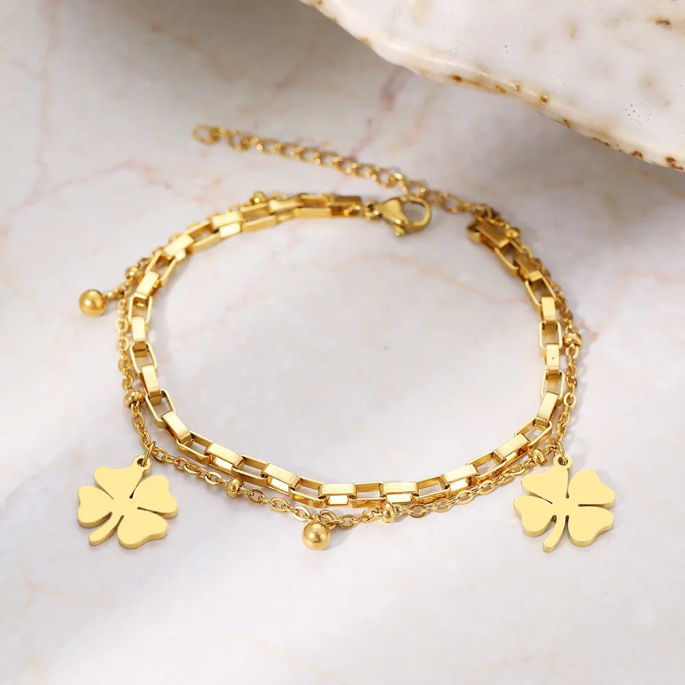 Damen Kleeblatt Armband in Gold und Silber, ein eleganter Glücksbringer aus Edelstahl für stilvolle Frauen.