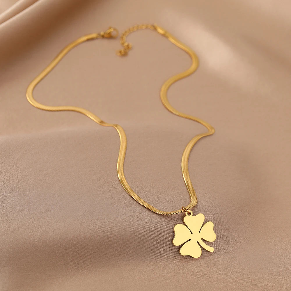 Nahaufnahme der eleganten Kleeblatt-Anhänger an einer Damen Halskette aus glänzendem Edelstahl Schmuck.