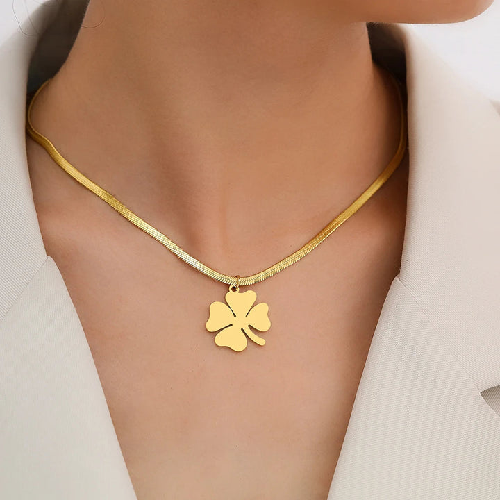 Damen Halskette mit funkelnden Kleeblättern, elegant am Hals getragen, ein modisches Schmuck-Accessoire.