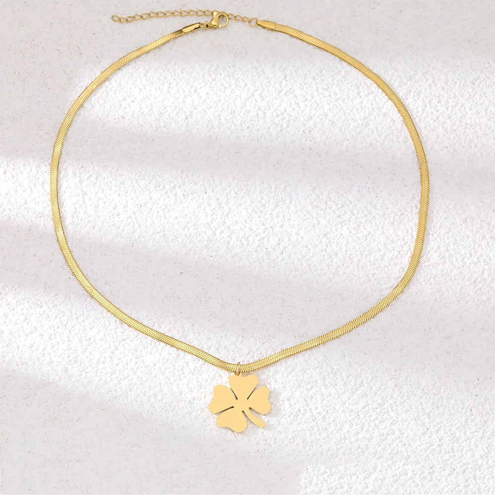Moderne Damen Halskette, vielseitiger Kleeblatt Schmuck aus Edelstahl für elegante und alltägliche Looks.