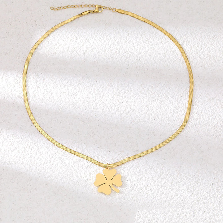 Moderne Damen Halskette, vielseitiger Kleeblatt Schmuck aus Edelstahl für elegante und alltägliche Looks.