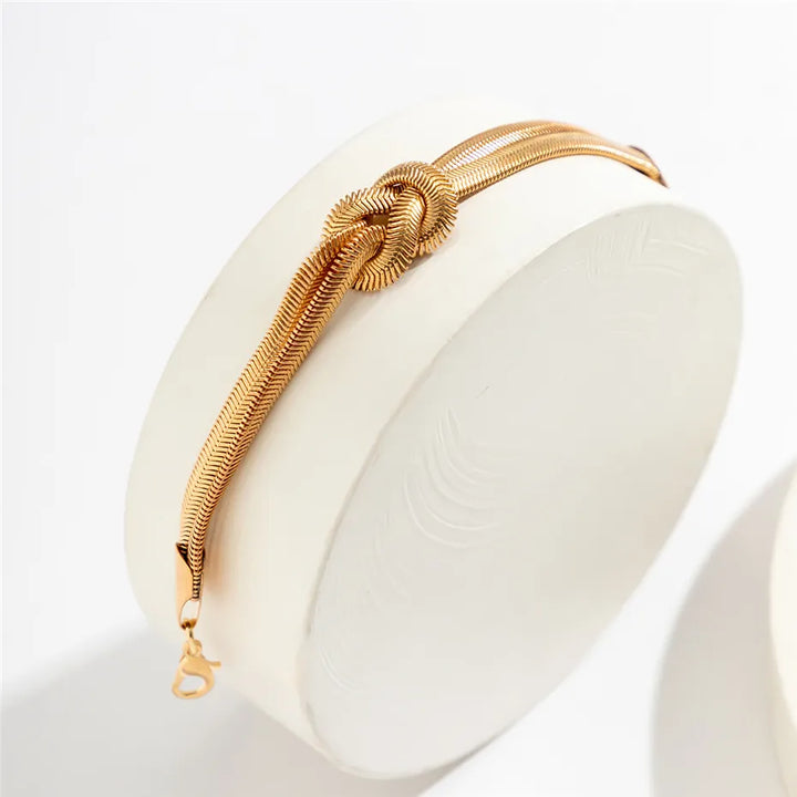 Modernes Damen-Armband mit geknoteter Schlangenkette, Gold & Silber Look, zeitloser Schmuck.