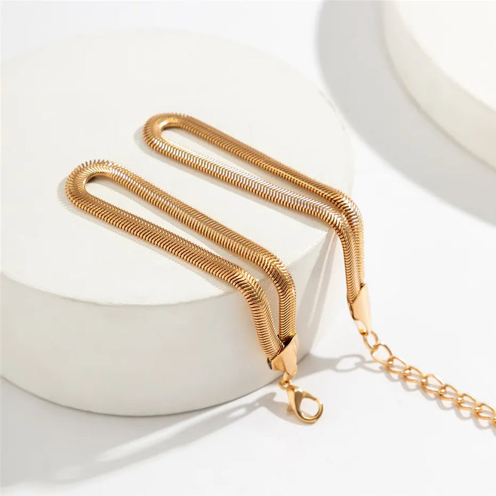 Damen-Accessoire: Geknotetes Schlangenkettenarmband aus Gold & Silber, perfekt für jeden Anlass.