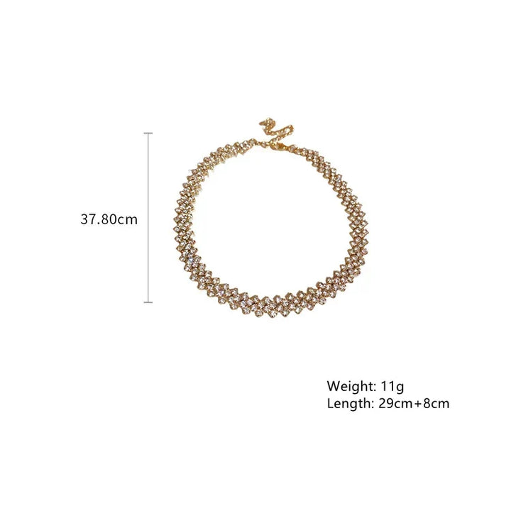 Exklusive Damen-Halskette: geometrisches Golddesign mit edlen Strasssteinen. Perfektes glamouröses Accessoire.