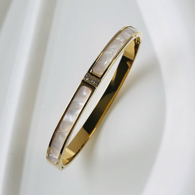 Modernes Damen Armband mit Zirkonen, verleiht jedem Outfit Glanz und Stil.