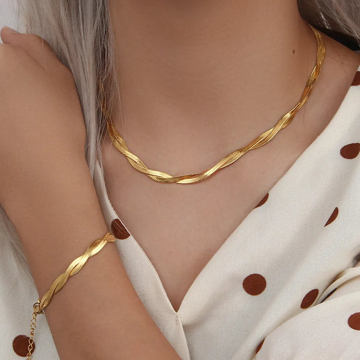 Elegantes Damen Schmuckset: goldene Kette und Armband. Wasserfest, rostfrei, perfekt für den Alltag oder als Geschenk.