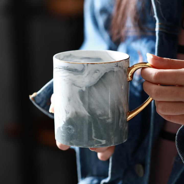 Elegante graue & rosa Marmor Kaffeetasse mit Goldrand, luxuriöses Keramikgeschirr.