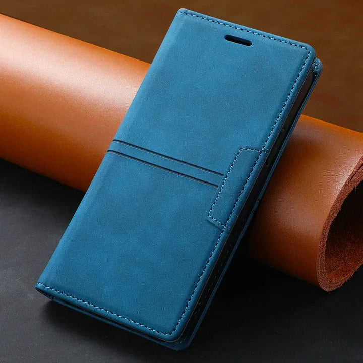 Offene Pixel Leder-Wallet-Hülle zeigt Kartenfächer und Standfunktion. Praktisches Flip-Case für Pixel 8, 7.