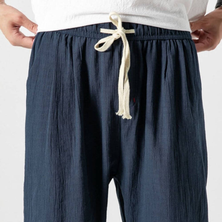 Grüne leichte Herren Freizeithose, atmungsaktiv & bequem, ideal für maximalen Komfort im Sommer.
