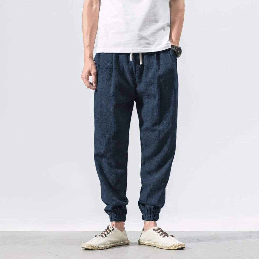 Grüne atmungsaktive Herrenhose, locker & bequem, ideale leichte Sommer-Freizeithose für Männer.