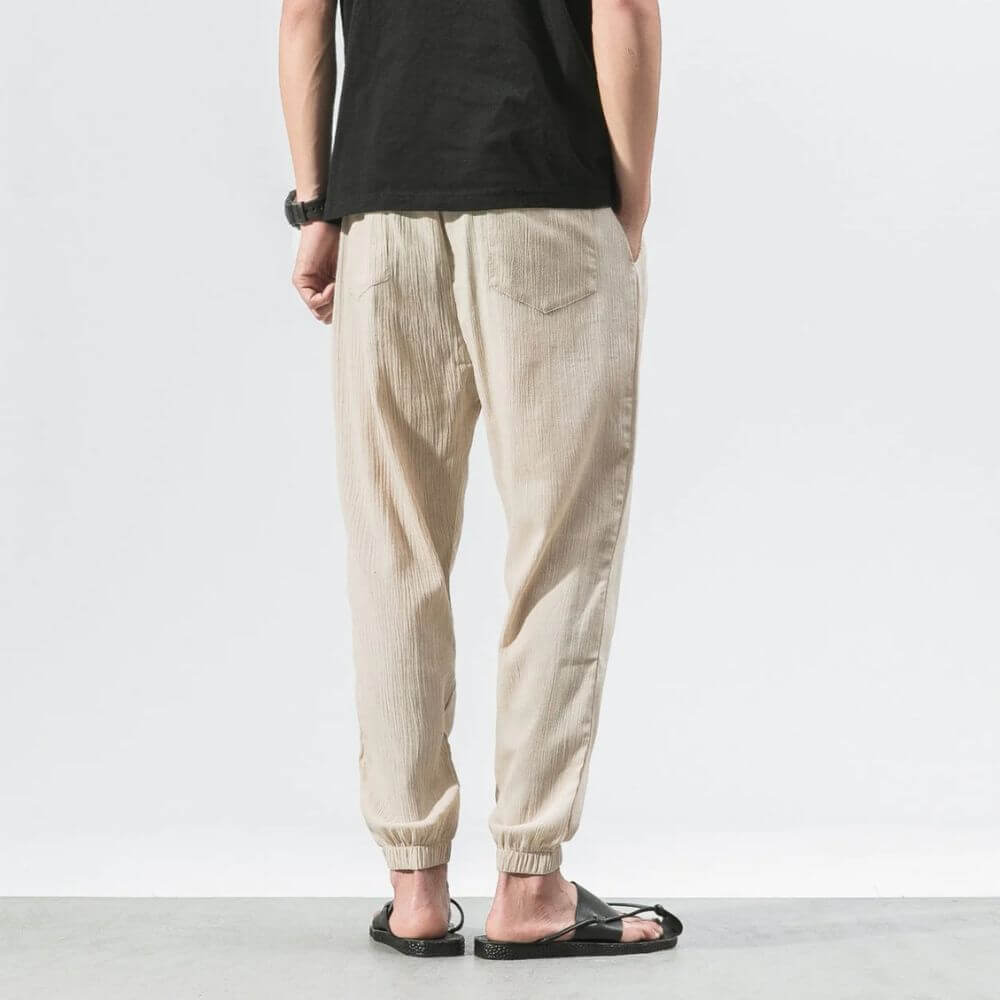 Grüne, leichte Herrenhose, atmungsaktiv & bequem, vielseitige Sommerhose für aktive Männer.
