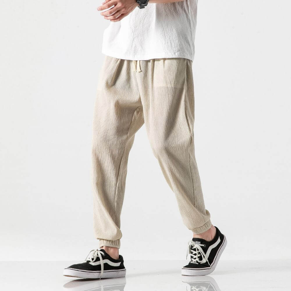 Marineblaue Freizeithose für Herren, atmungsaktiv & leicht, für optimalen Komfort bei Aktivitäten.