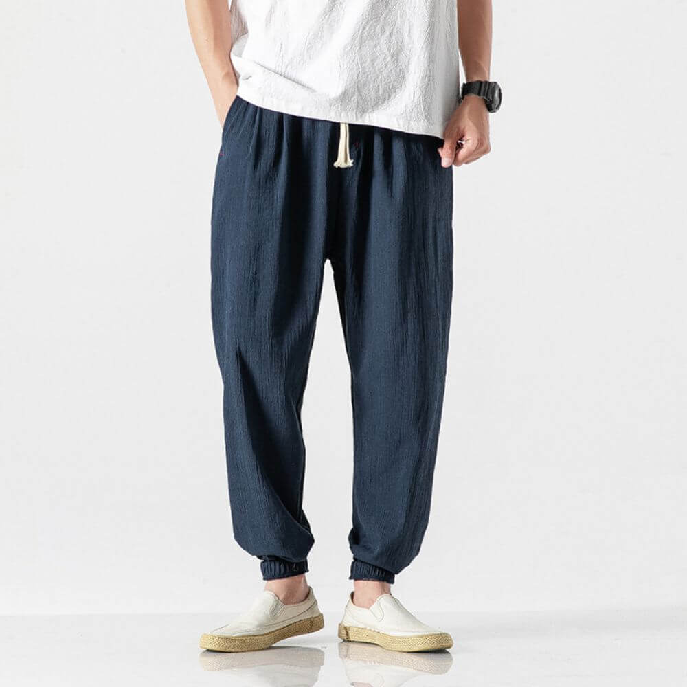 Schwarze Herrenhose, bequem & atmungsaktiv, perfekte leichte Freizeithose für diverse Anlässe.