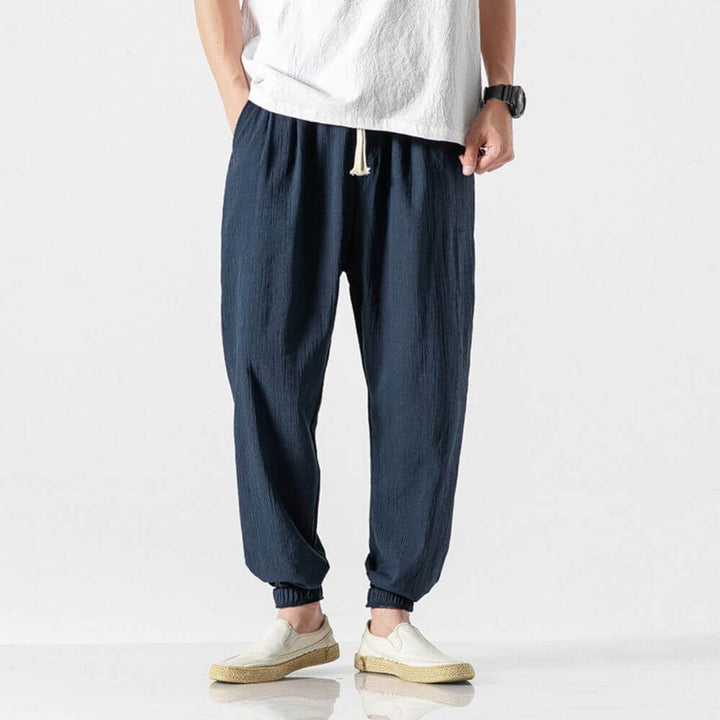 Schwarze Herrenhose, bequem & atmungsaktiv, perfekte leichte Freizeithose für diverse Anlässe.