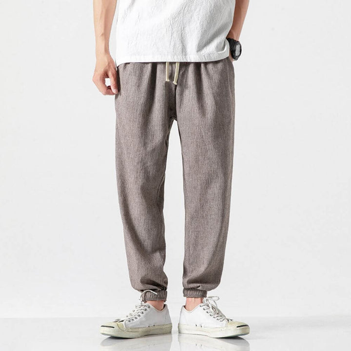 Beige bequeme Freizeithose, herren, atmungsaktiv & leicht, für entspannte Tage zuhause oder unterwegs.