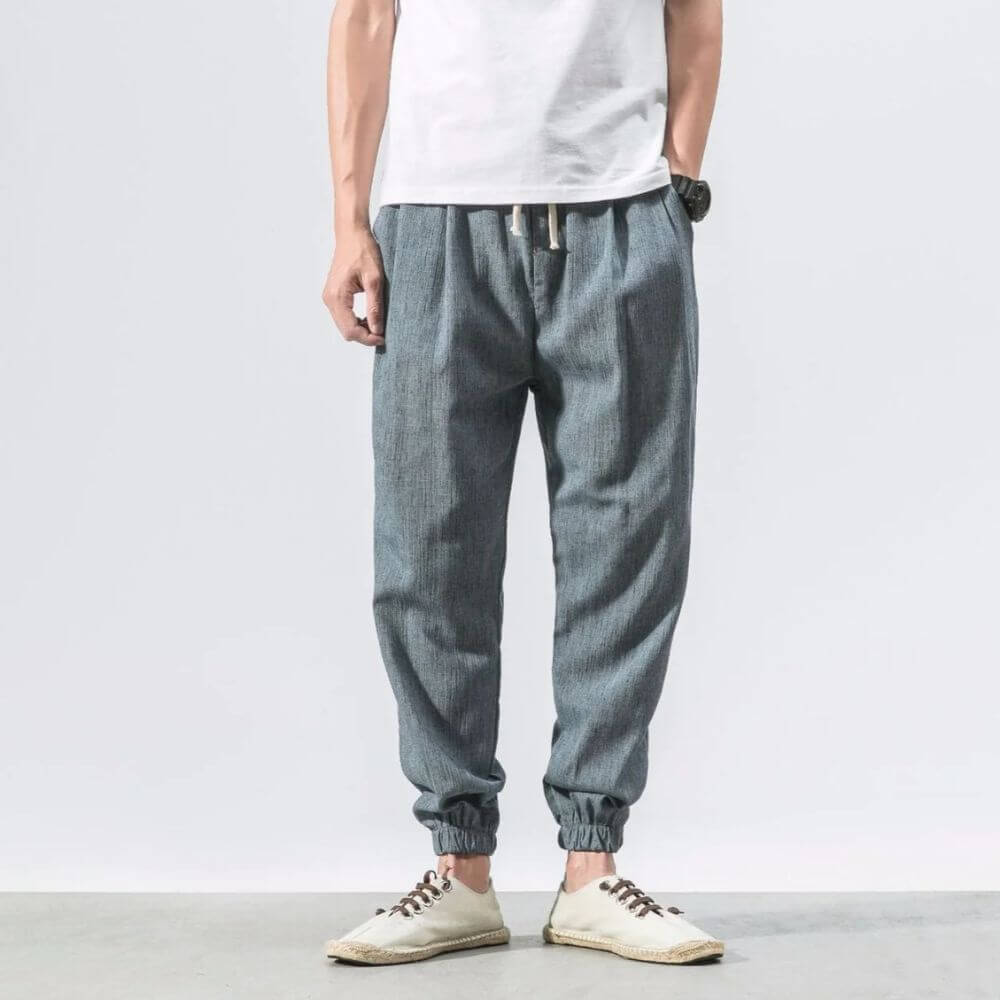 Leichte Herrenhose in Grün, atmungsaktiv & bequem, ideal für Freizeit und warme Temperaturen.