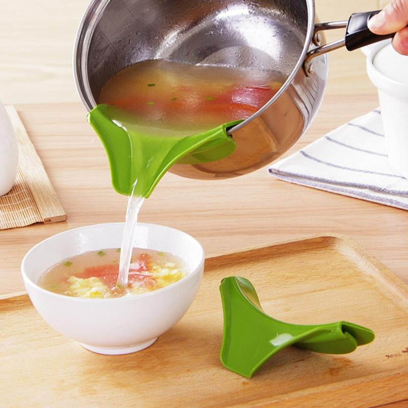Grüner Topfausguss-Trichter für sauberes, einfaches Ausgießen von Flüssigkeiten aus Töpfen, kein Verschütten.