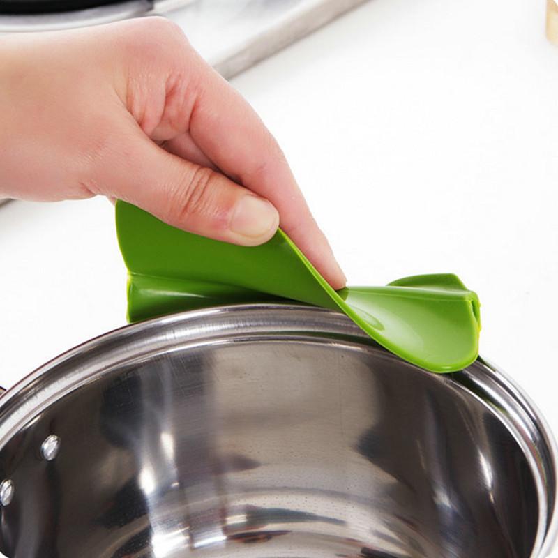 Grüner Küchen-Trichter, ideal zum sauberen Umfüllen von Soßen und Suppen aus Töpfen, kein Kleckern.