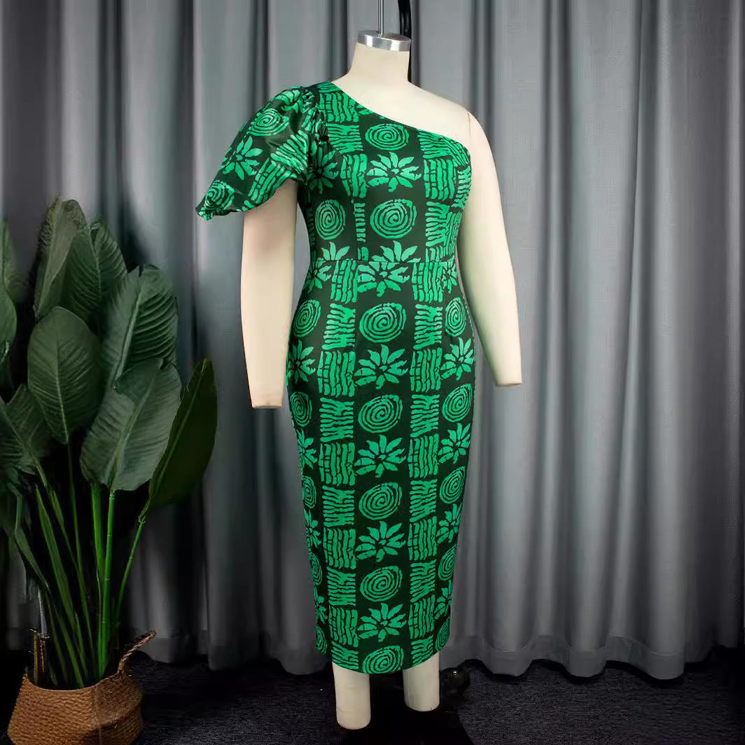 Figurfreundliches grünes Midikleid für Damen, asymmetrischer Saum & Puffärmel. Ideal als festliches Abendkleid.
