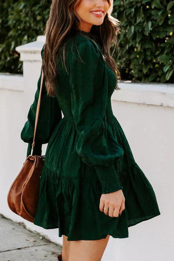 Grünes Damen Midikleid mit Gesmoktem Oberteil und eleganten Ballonärmeln. Perfekt für festliche Anlässe.