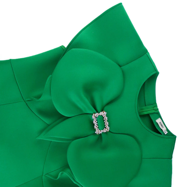 Grünes Damenkleid mit extravagantem Kragen, sehr elegant und festlich, ideal für besondere Anlässe.
