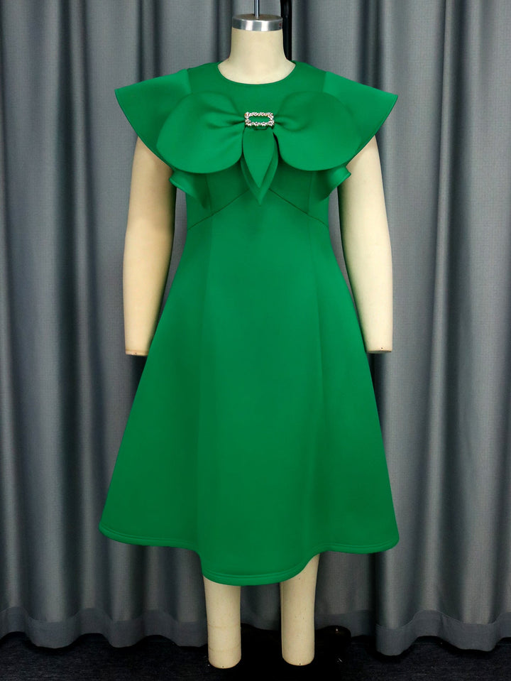 Exklusives grünes Damenkleid, elegant und festlich, mit extravagantem Design und schmeichelhafter Passform.