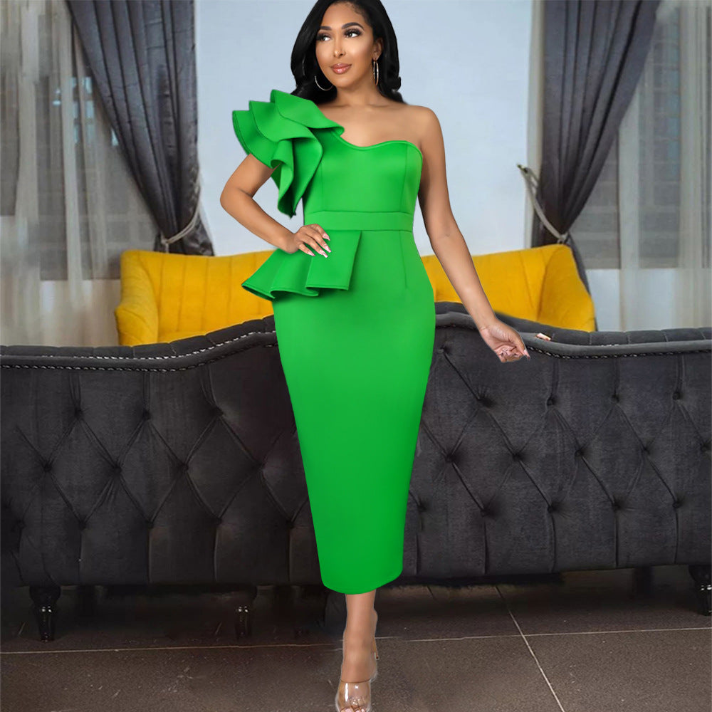 Grünes, elegantes Damen One-Shoulder Abendkleid mit Rüschen, perfekt für Party & Hochzeit.
