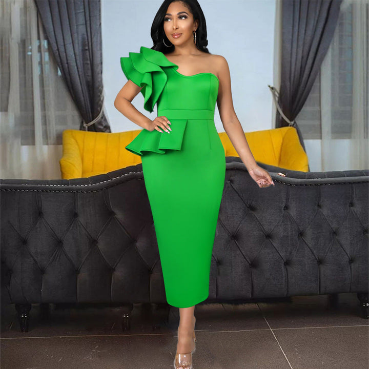 Grünes, elegantes Damen One-Shoulder Abendkleid mit Rüschen, perfekt für Party & Hochzeit.