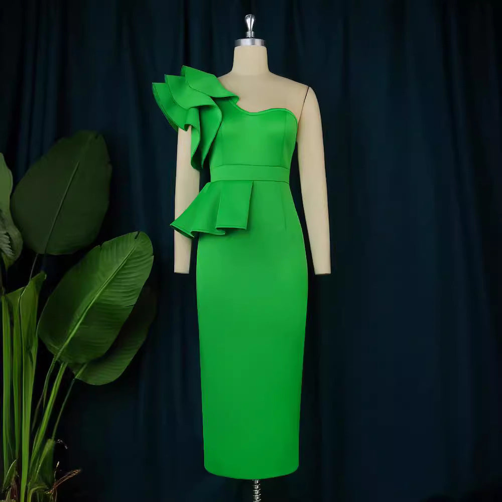 Elegantes One-Shoulder Midikleid mit Rüschen für Hochzeitsgäste; festliches Damenkleid.