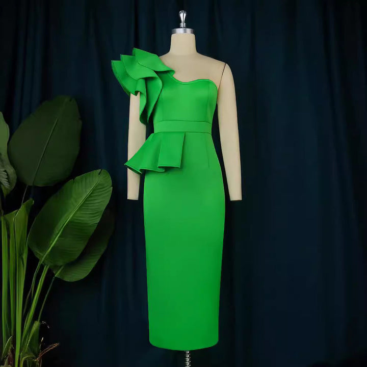 Elegantes One-Shoulder Midikleid mit Rüschen für Hochzeitsgäste; festliches Damenkleid.