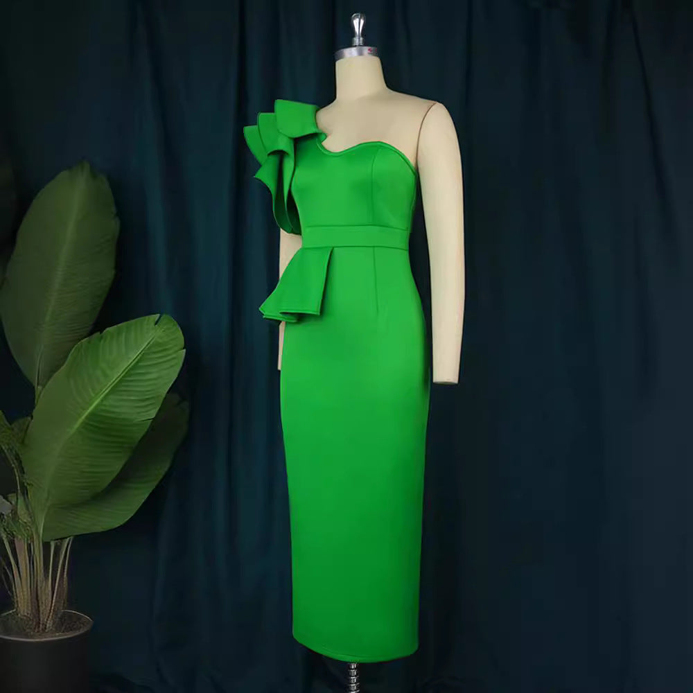 Verführerisches One-Shoulder Damenkleid mit elegantem Rüschendetail, ideal für Abendanlässe.