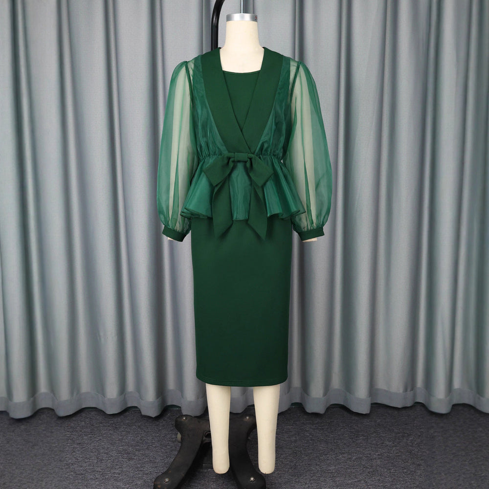Tailliertes Abendkleid für Damen in Grün mit eleganten transparenten Ärmeln und modischem Taillengürtel.