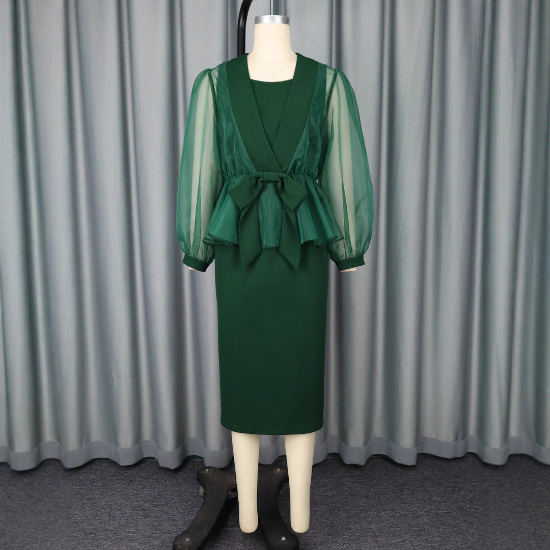 Tailliertes Abendkleid für Damen in Grün mit eleganten transparenten Ärmeln und modischem Taillengürtel.