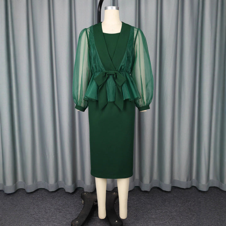 Tailliertes Abendkleid für Damen in Grün mit eleganten transparenten Ärmeln und modischem Taillengürtel.
