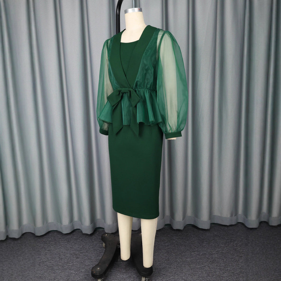 Festliches grünes Partykleid für besondere Anlässe, elegant mit transparenten Ärmeln und Gürtel.