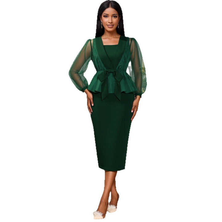 Elegantes grünes Damenkleid mit stilvollen transparenten Ärmeln und Gürtel, perfekt für Abendveranstaltungen.