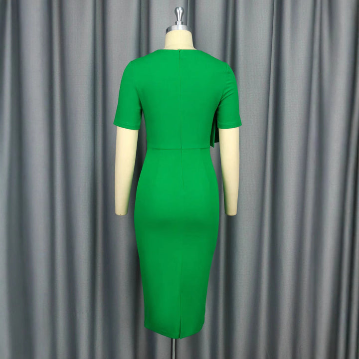 Elegantes grünes Partykleid für Damen, figurbetont, mit Gürtel und wunderschöner Blütenapplikation.