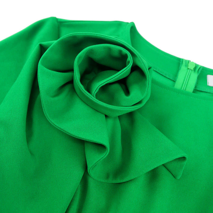 Grünes Damenmode Kleid, figurbetont, mit modischem Gürtel und einzigartiger Blütenapplikation.