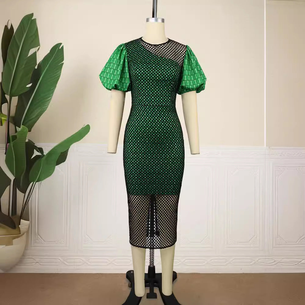 Elegantes Abendkleid in Grün: figurbetontes Damenkleid mit schickem Netzdesign und markanten Puffärmeln.