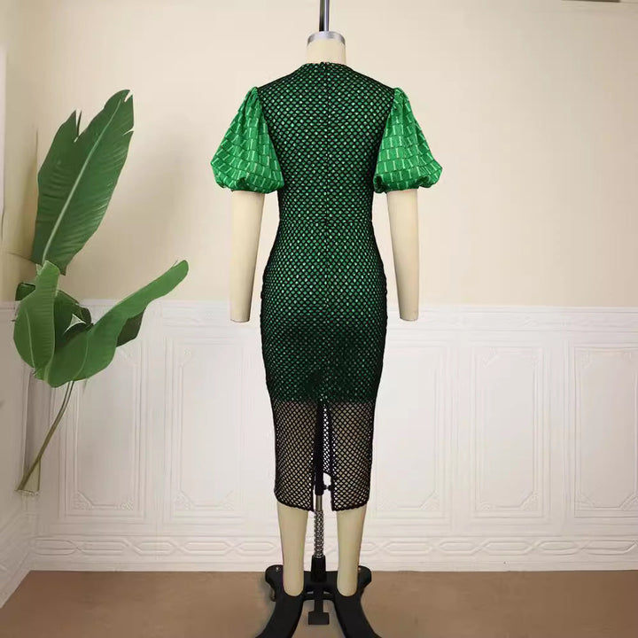 Figurbetontes grünes Damenkleid mit stilvollem Netzdesign und voluminösen Puffärmeln. Perfekt für Partys.