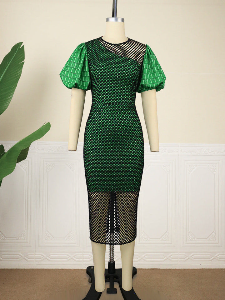Trendiges grünes Damenkleid: figurbetontes Design, auffälliges Netzmuster und voluminöse Puffärmel.