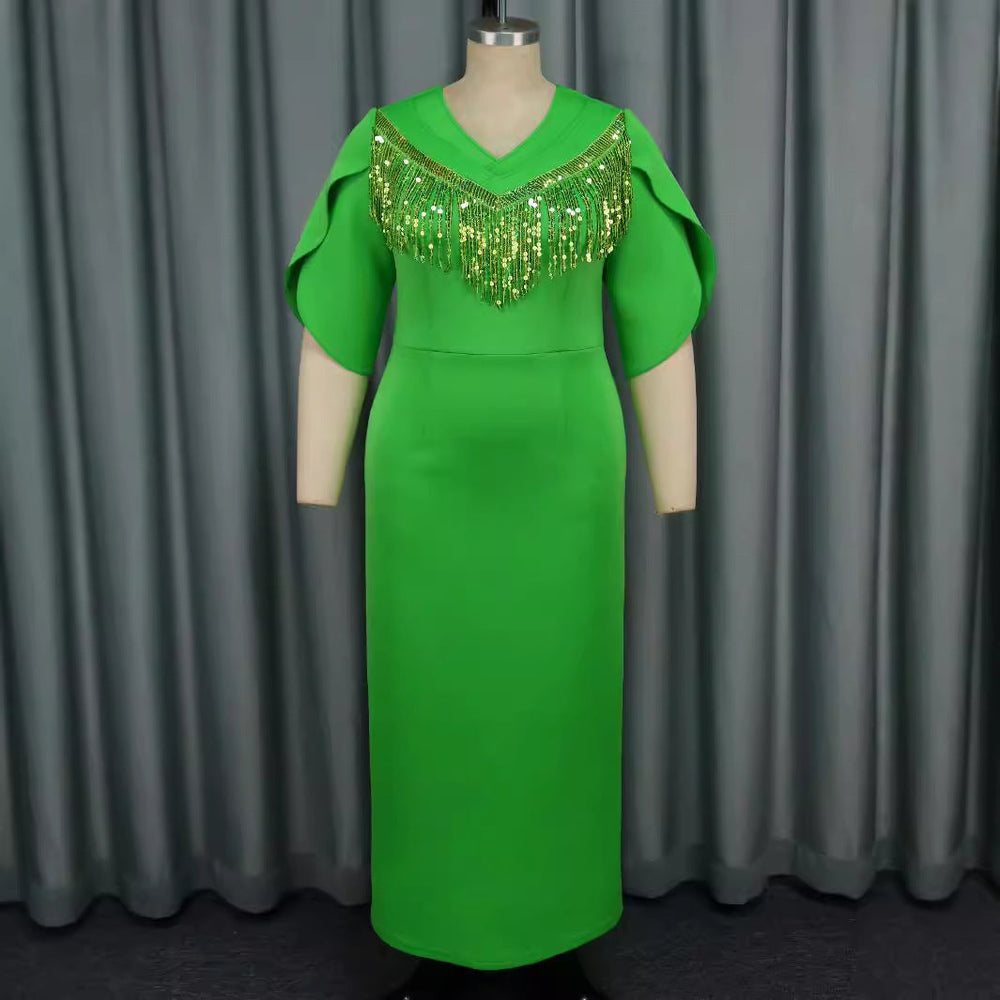 Elegantes grünes Damen-Maxikleid mit funkelndem Fransenkragen, V-Ausschnitt, ideal für Partys und Abendanlässe.