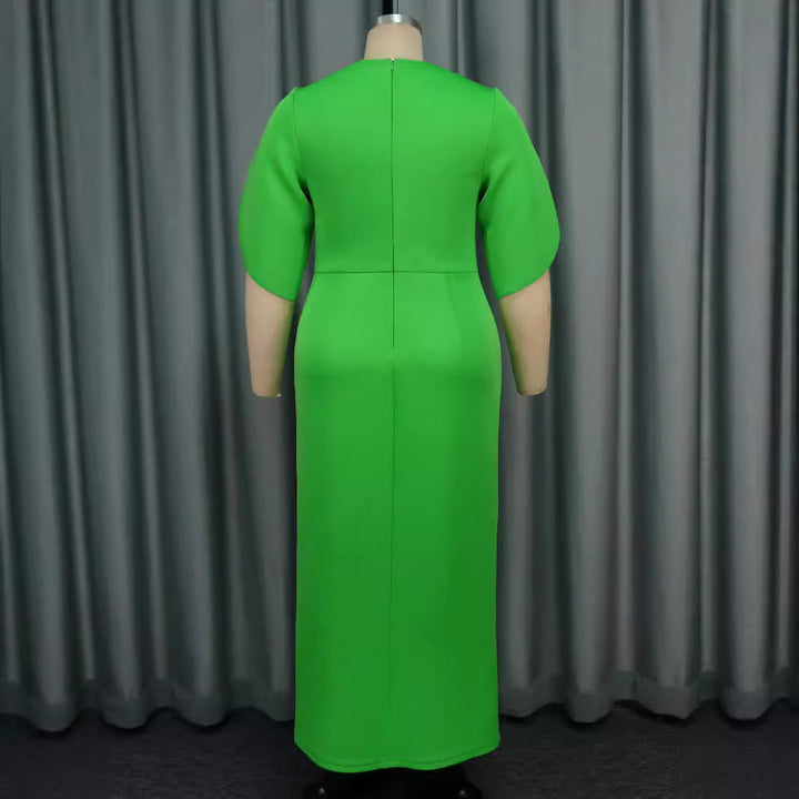Glamouröses grünes Abendkleid für Damen mit funkelndem Fransenkragen. Langes Partykleid für besondere Anlässe.
